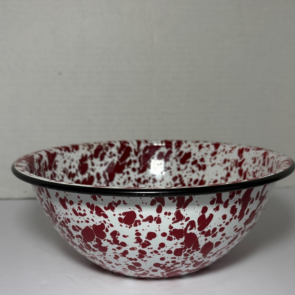 Enameled tain with red splashes: rustic kitchen decoration